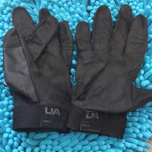 ⚾️UNDER ARMOUR BATTING GLOVES⚾️ - Picture 2 of 4